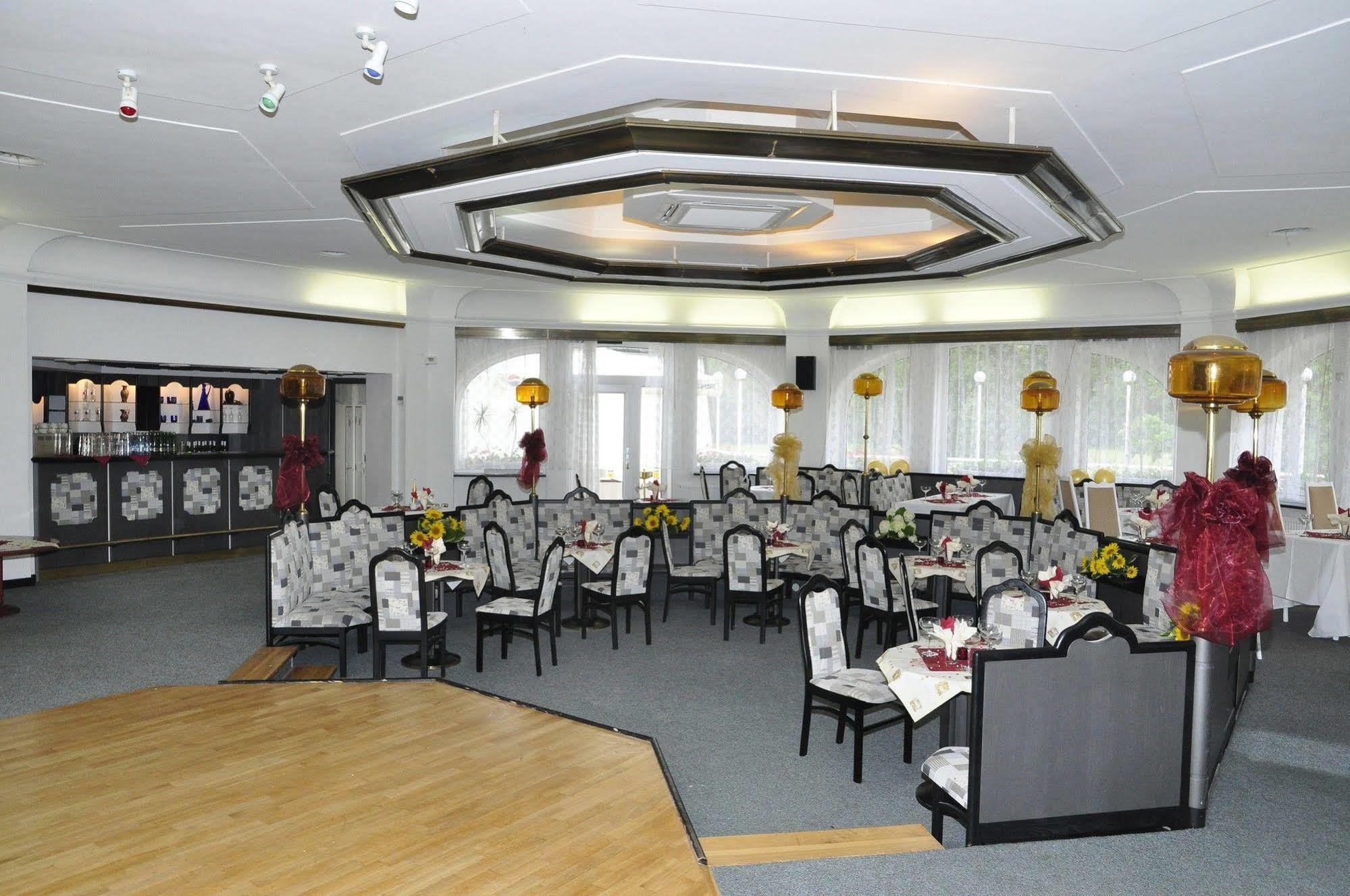 Hotel Ostrov Нимбурк Екстер'єр фото