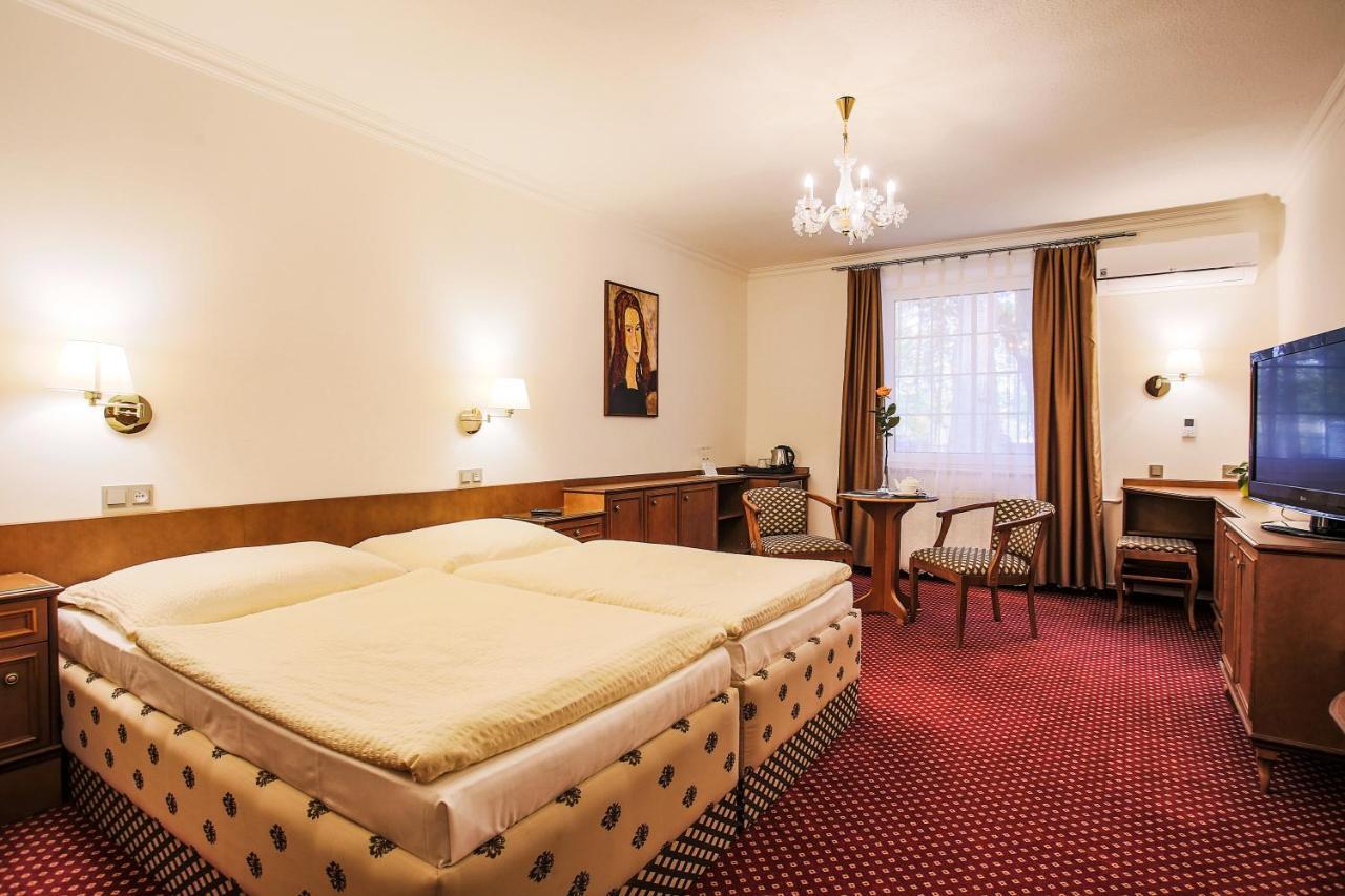 Hotel Ostrov Нимбурк Екстер'єр фото
